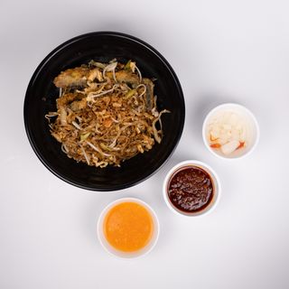 Makaron smażony z karpiem w panierce