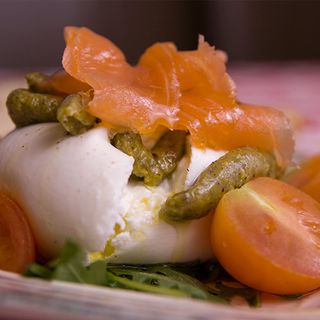 Burrata con Pesto de Pistacho y Salmón