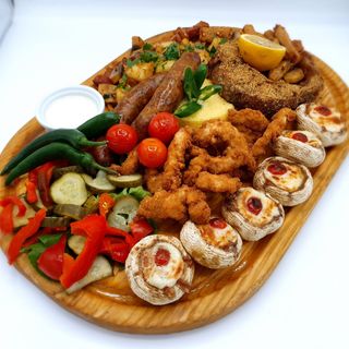 Carnaciori la gratar, cartofi pai, salata varza, sos de rodie, chifla