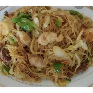 63. Fideos De Arroz Frito Con Pollo Y Ternera