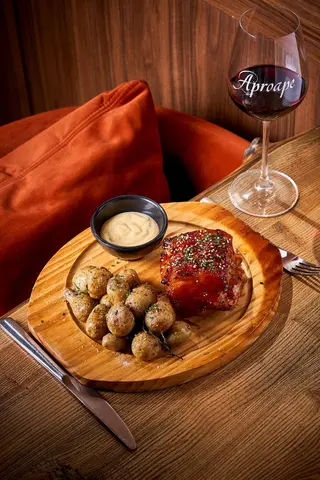 Coaste de porc cu glazură dulce-acrișoară și cartofi crocanți