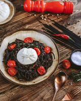 Черная паста с сыром Буррата 