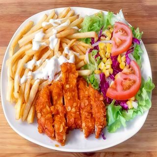 Prato Crispy  Chicken com batata e Salada