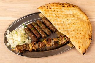 5 ćevapa i 1/2 teleći ražnjići