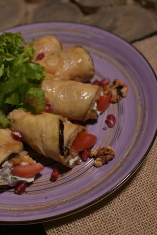 Рулетики из баклажан с помидорами и чесноком