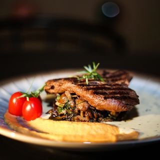 "რეტრო" საქონლის ფილე მინიონი ბერნეზ სოუსით/beef filet béarnaise sauce