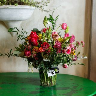 Mix de bulbos y flores de temporada en jarrón