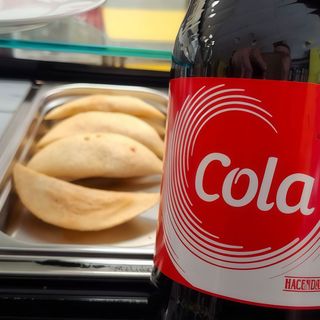 10 empanadas + refresco 2lts