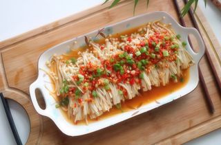 葱油金针菇 Setas largas（Enoki）con aceite y puerro