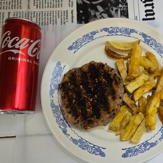 Гурманска плескавица (230г) + Пържени картофи + Coca-Cola (330ml)