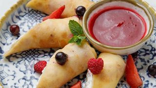 Блины с творогом и ягодами