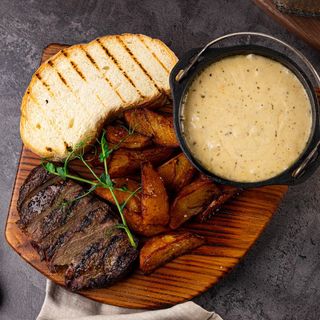 Говядина на гриле с горячим сыром 