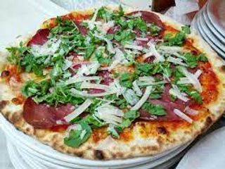 Pizza bresaola, rucola, scaglie di grana