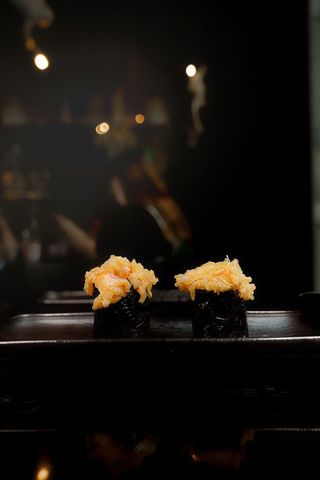 Gunkan de langostino y tenkasu