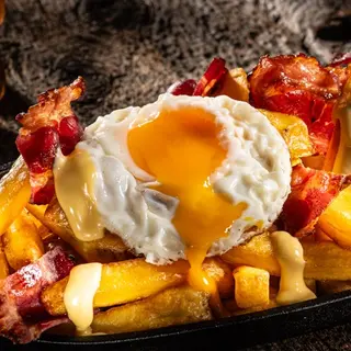 Cartofi prăjiti cu bacon, cheddar, jalapenos, 2 ochiuri și sosul casei