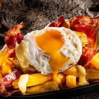 Cartofi prăjiti cu bacon, cheddar, jalapenos, 2 ochiuri și sosul casei