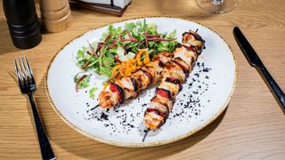 Frigărui de pui cu legume și salată mix