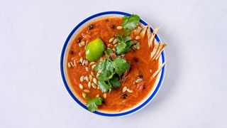 Sopa de tortilla z wołowiną w sosie chipotle