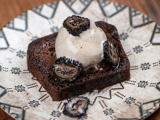 Баба нягра з варенням з молодого волоського горіха та морозивом з халви (180г)