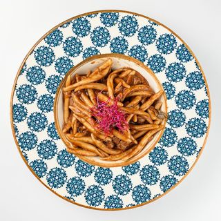 Šurlice sa komadima bifteka i šumskim gljivama