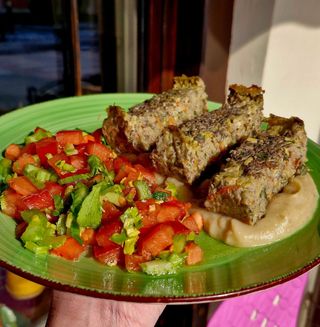 Drob din ciuperci cu piure si salata de patrunjel cu rosii