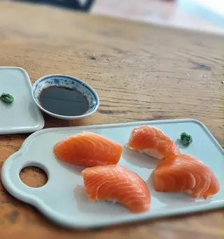 141. Sushi Salmón (4 Uds.)