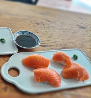 141. Sushi Salmón (4 Uds.)