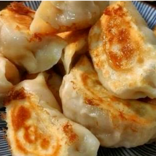 煎饺(8个) Bolinhos fritos (8 peças)