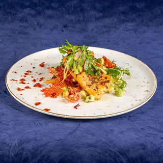 SOMON CU SALSA DE AVOCADO