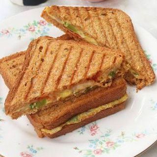 GRILLED OMELETTE SANDWICH. (Comes with chips/banana/soda.