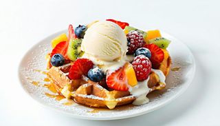 Waffle con frutta e gelato