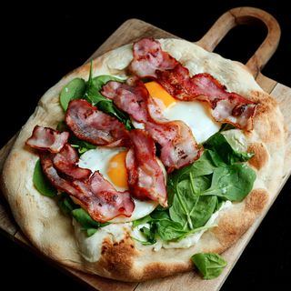 PINSA ŚNIADANIOWA Z JAJKIEM SADZONYM