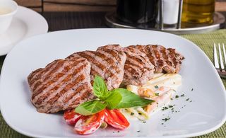 Медальоны с цветной пастой в сырном соусе