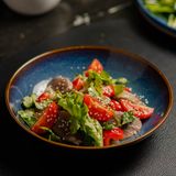 Салат теплый с языком