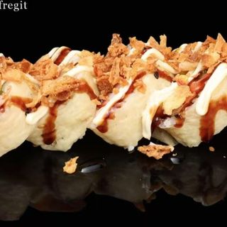 112-fotomaki espaecial de salmon aguacate surimi con cebolla 8U