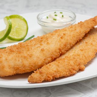 Filete de Merluza Empanada Con Patatas