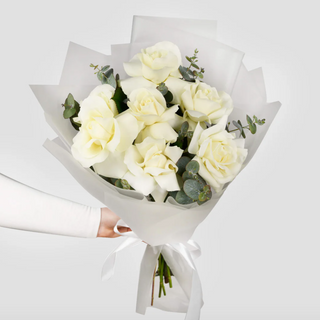 Buchet 7 trandafiri si eucalipt