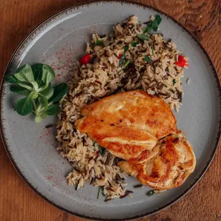 Piept de pui la gratar si orez salbatic cu legume