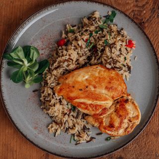 Piept de pui la gratar si orez salbatic cu legume