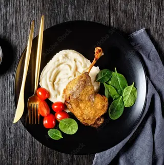 Pulpa de rata crocanta servita cu piure de cartofi si mix de salata