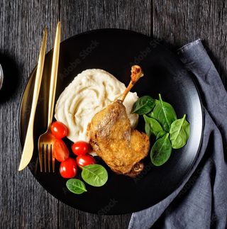 Pulpa de rata crocanta servita cu piure de cartofi si mix de salata