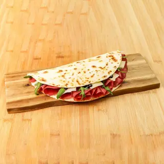 Piadina con Bresaola, squacquerone, pomodorini, rucola