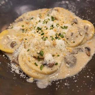 lunette al foie con salsa de champiñones portobello y almendras