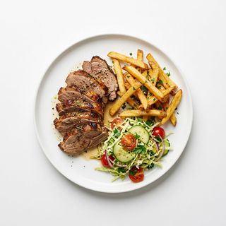 Talerz jagnięcina z warzywami i frytkami