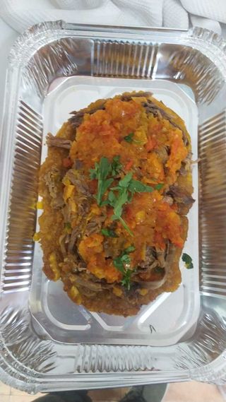 Patacón Con Carne Desmechado Acompañado De Ahogado