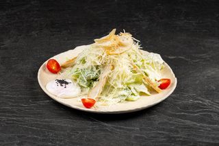 Цезарь с курицей и яйцом пашот (250г)