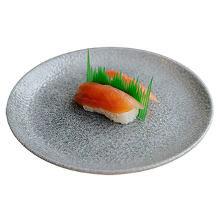 96. Nigiri z tuńczykiem