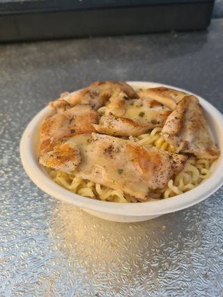 Nudle u sosu sa piletinom 500 gr