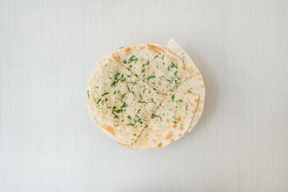 Czosnkowy chlebek naan