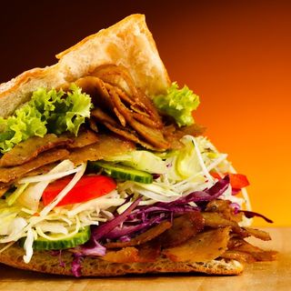 Doner kebab de mixto con ensalda/salsa